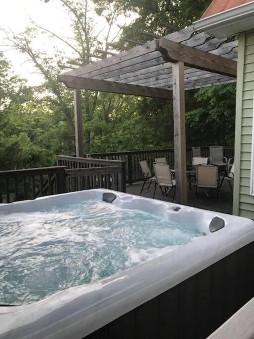 Driftwood Cottage With Hot Tub On Lake Cumberland Russell Springs Экстерьер фото